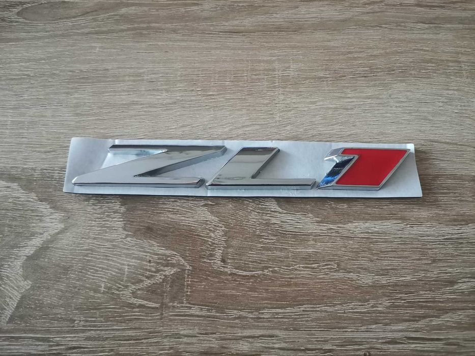 Chevrolet Camaro ZL1 сребриста емблема