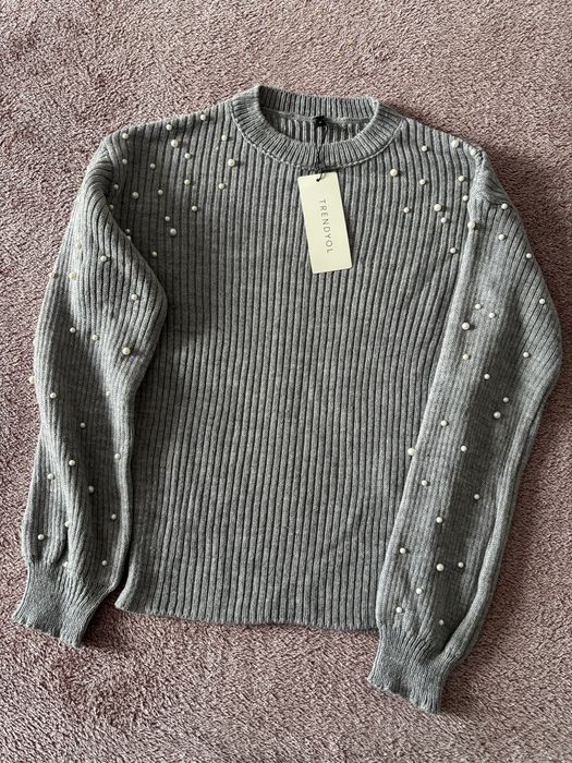 Сив пуловер с перли Trendyol