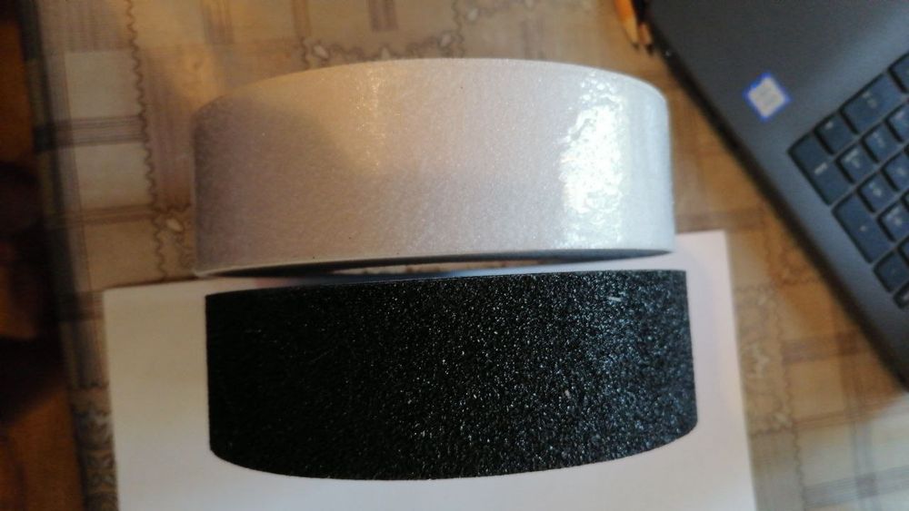 Противоскользящая ленты на ступени (Германия)