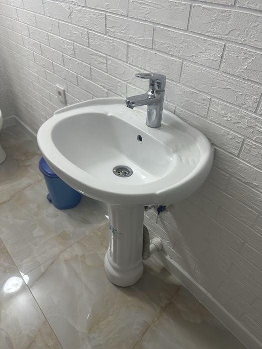 Раковина с пьедесталом и краном