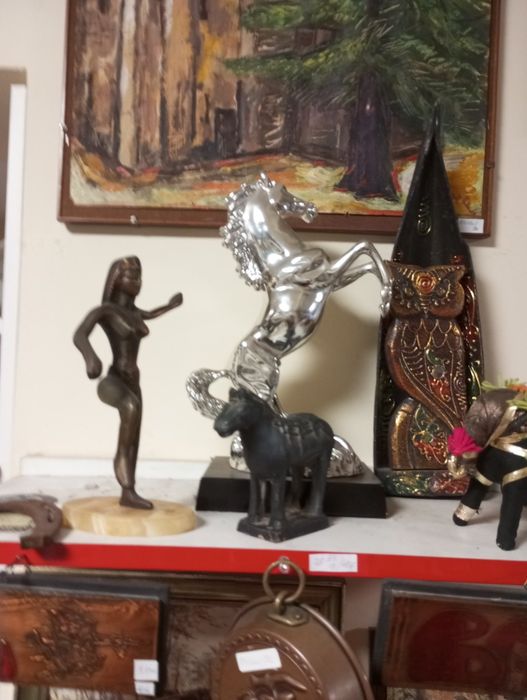 Фигури и скулптура коне