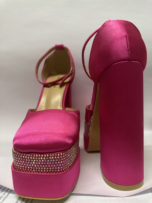 Красиви ярко розови високи обувки с камъни