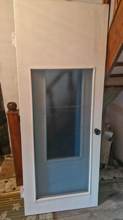 Двери межкомнатные дерево.