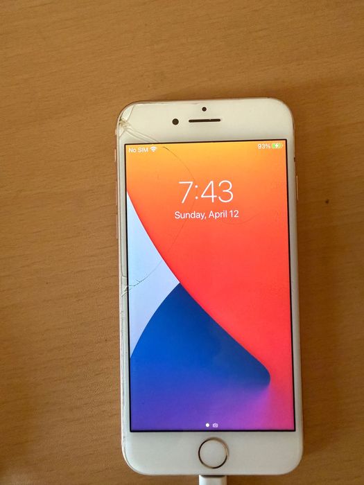 Vand 2 iphone 8 pentru piese.