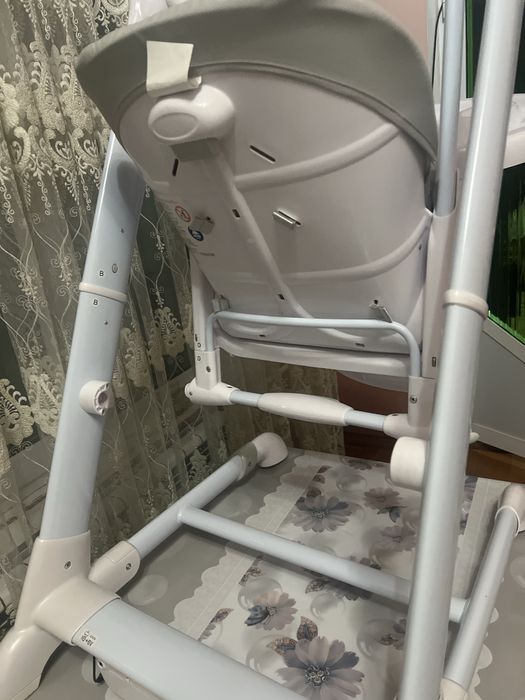 Canelli стульчик со столиком для кормления.Автоматические качели .