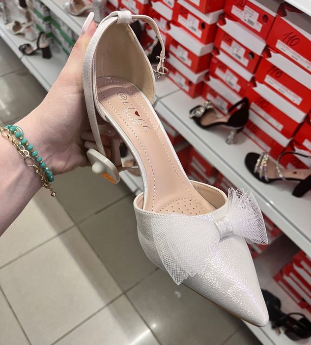 Vând pantofi ! Mărimea 40  preț 70 lei !!