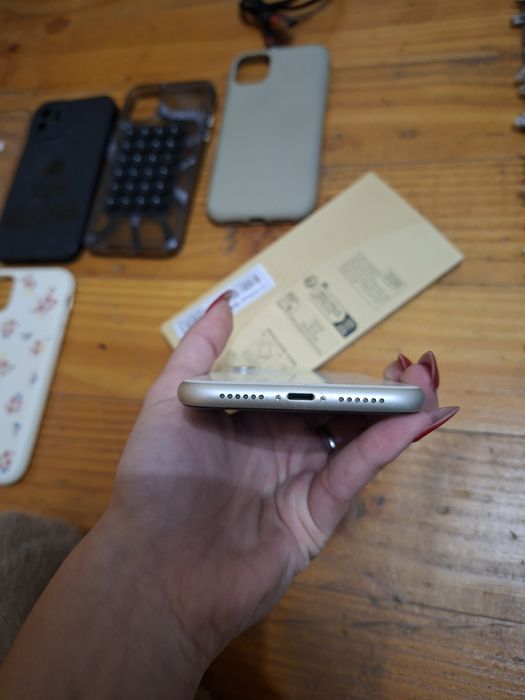 IPhone 11, 10 калъфа,протектор и кабел
