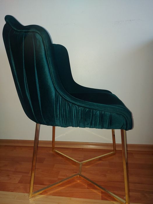 Vând 2 scaune din catifea verde smarald