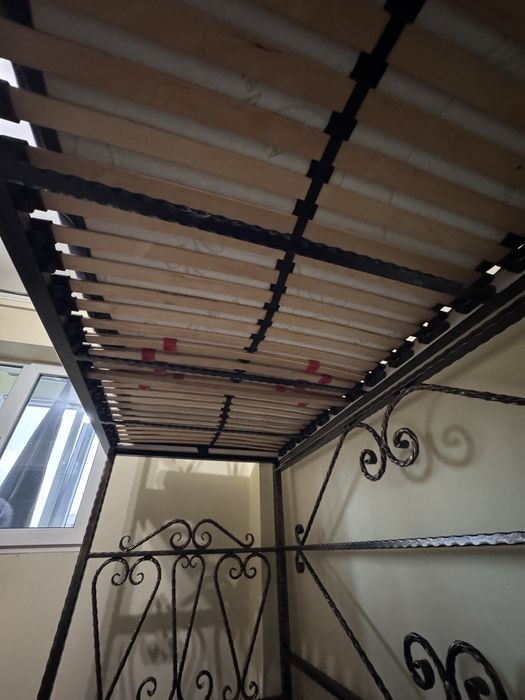 Pat suprapus din fier forjat cu saltele incluse- elegant, rezistent!