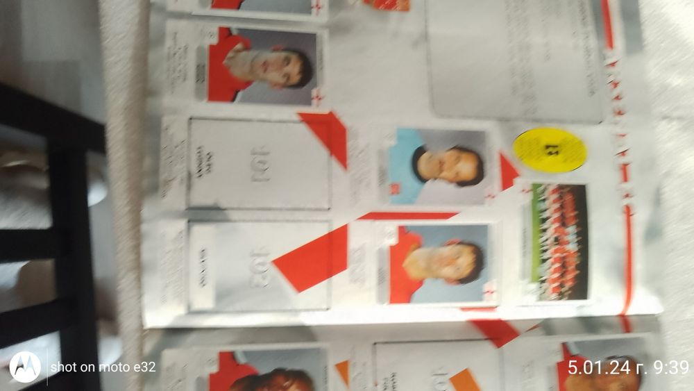 Частично попълнен албум на Панини ШЛ 2000