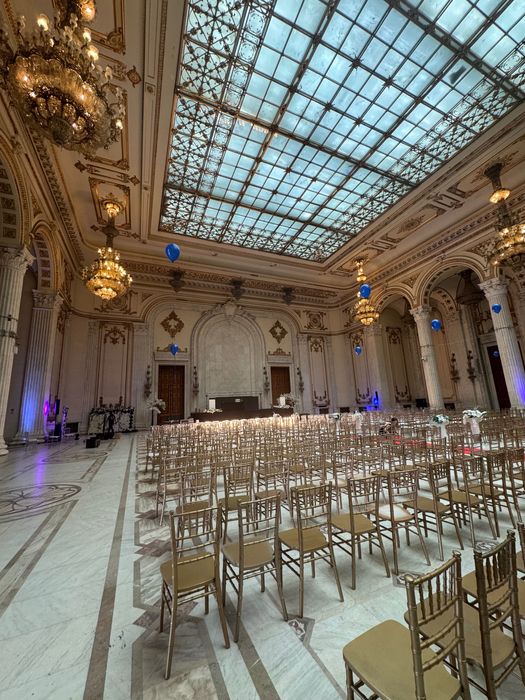 Vând scaune din lemn, model Chiavari, culoare auriu