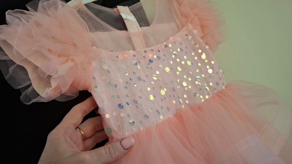 Красивое нарядное платье с пайетками