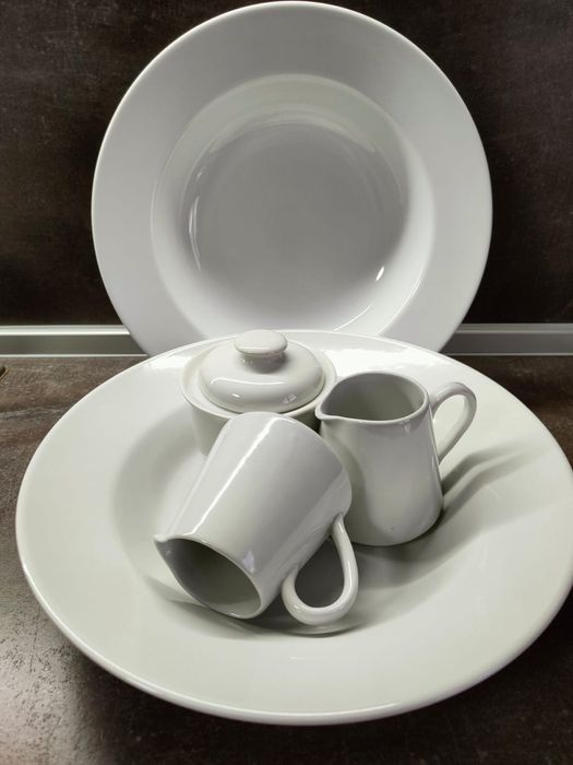 Порцеланов сет! Чинии, канички, захарница