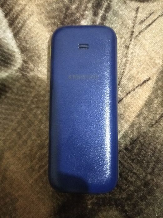 Кнопочный телефон Samsung