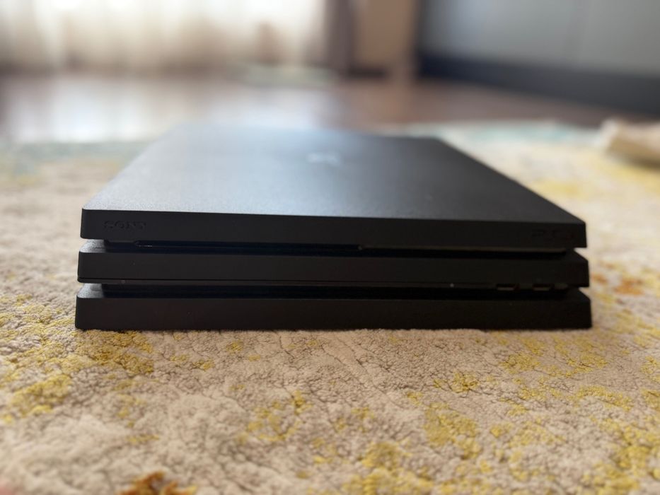Play station4 pro 1 tb + 2 джойстика + игри