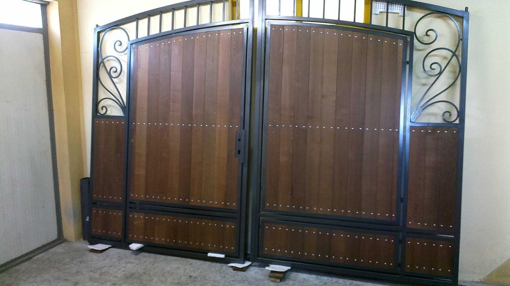 Porti fier forjat cu lemn