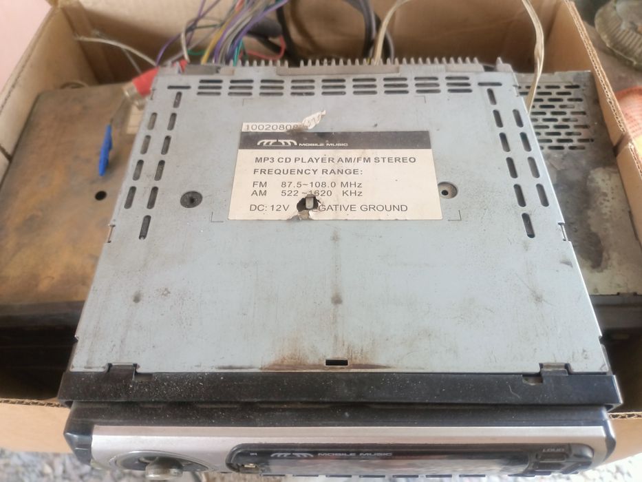 Магнитофон - радио ,стерео на автомобиль , их ТРИ штуки все разные ...