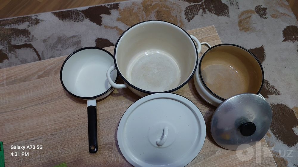 Эмалированные кастрюли и ковшик