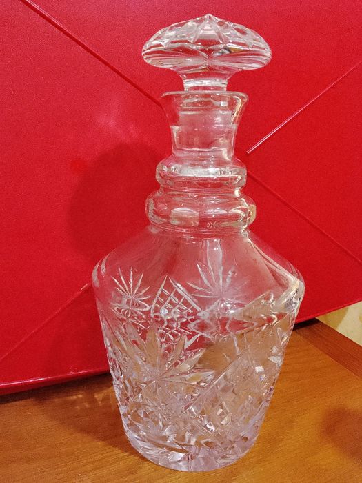 Две кристални гарафи и 6 кристални чаши за ракия