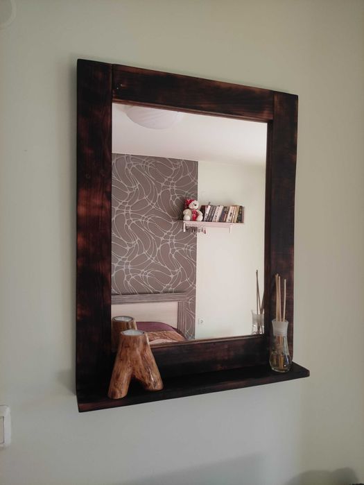 Огледало с дървена рамка