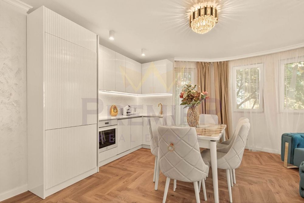 Дава се под наем Тристаен апартамент в Варна, Център - 100 кв.м за 1650 € - Снимка #2