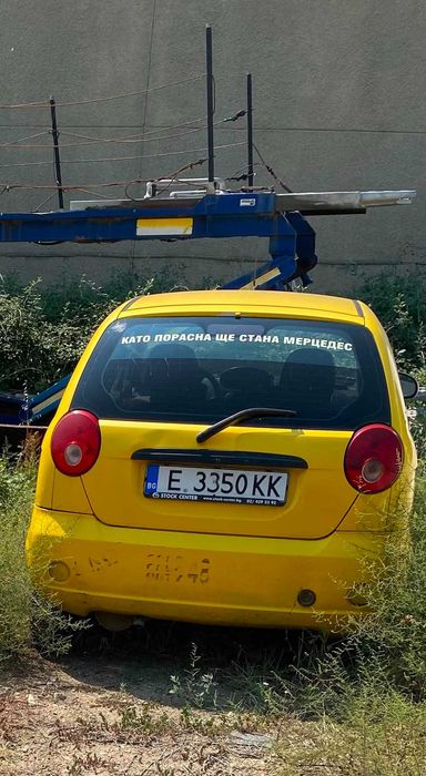 Автомобил за части, може и цял.