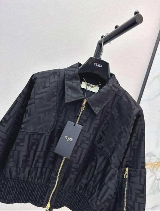 Яке Fendi налично