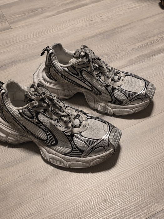 Vand adidasi Balenciaga noi