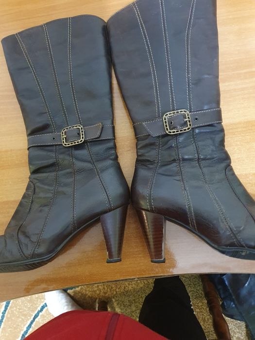 Cizme piele,culoare maro,mărime toc 5cm,preț 50ron