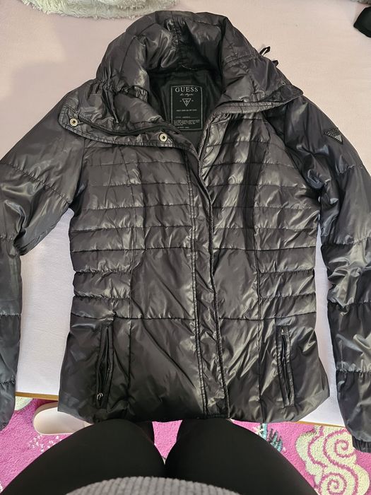 Vând geaca guess