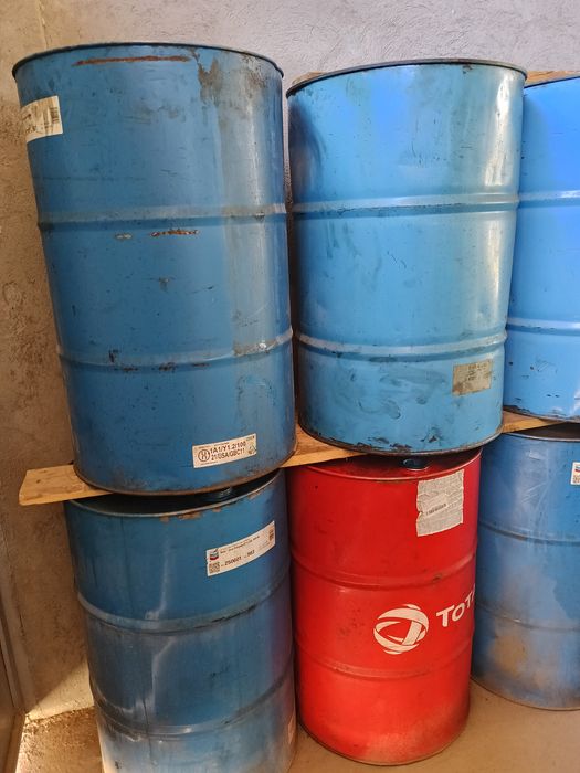 Продам бочки 200 литровые под солярки.