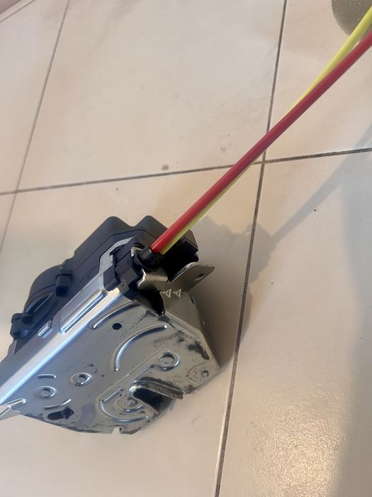 Заключващ механизъм за багажник на Мерцедес Е Class/ML- (5 врата)