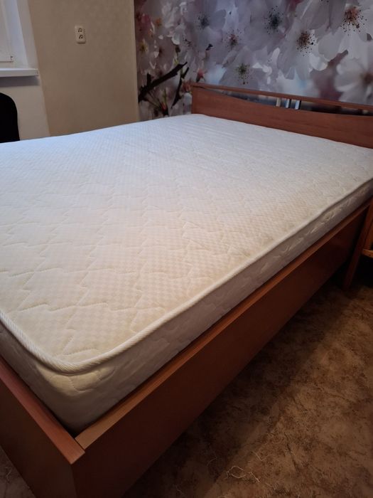 Кровать с матрасом 140×200