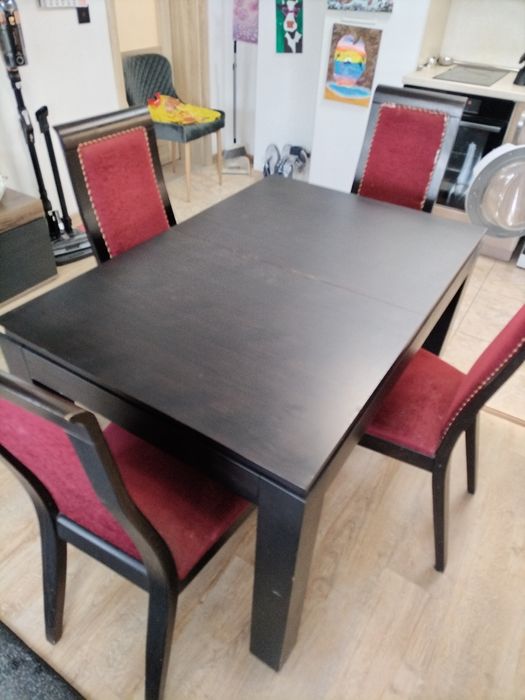 Маса със столове