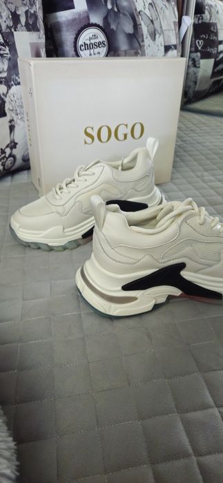 Продам женские  кожаные кроссовки