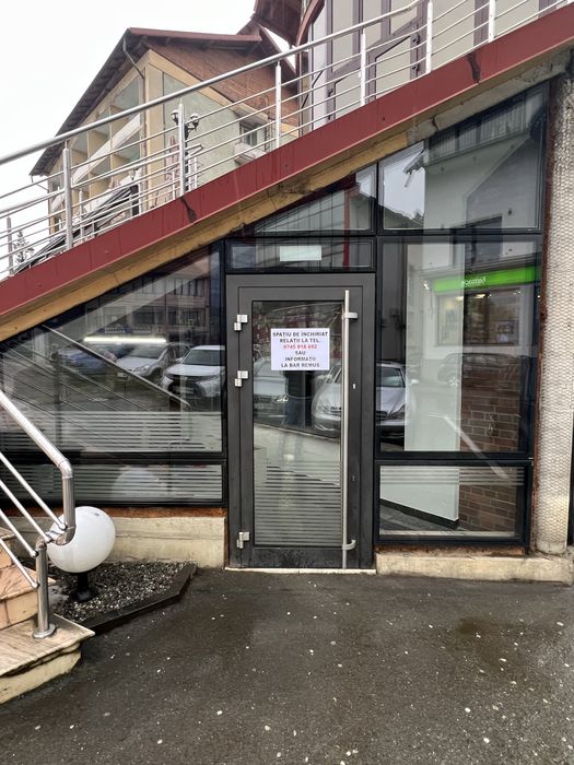 Inchiriez spatii comerciale , atat la parter cat si la etaj .