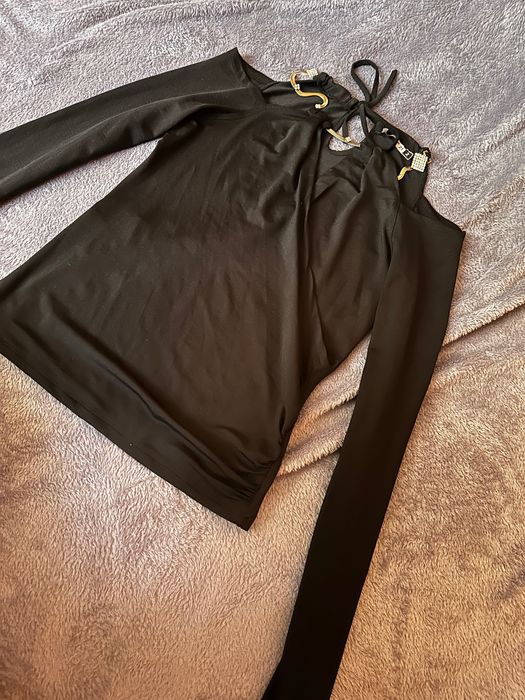 Блуза със сребърен елемент на врата