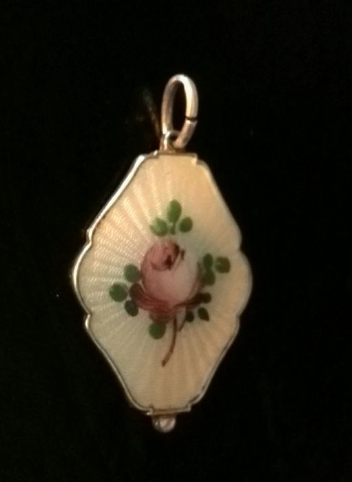 Vând sau schimb pandantiv din argint emailat marcat H STERLING NORWAY.