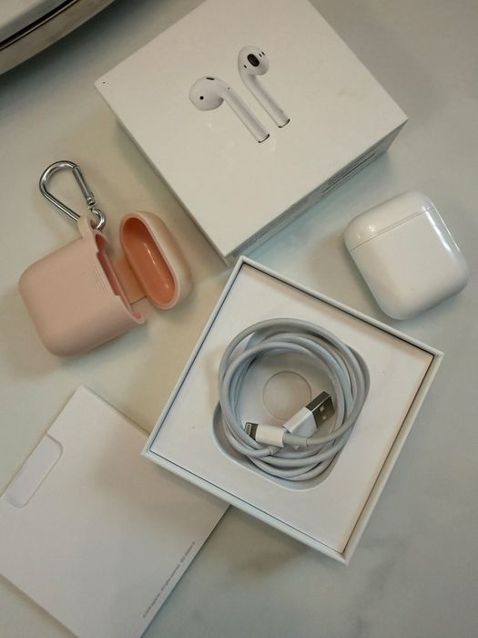 AirPods 2 използвани, работещи с чисто нов оригинален кабел и кейс