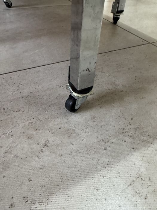 Masă din lemn cu roți – stare foarte bună