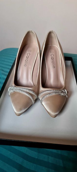 Pantofi cu toc bej