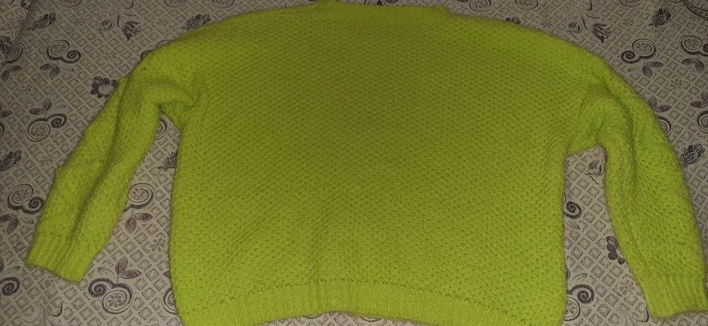 Pulover  gros marimea S/M,purtat o data impecabil