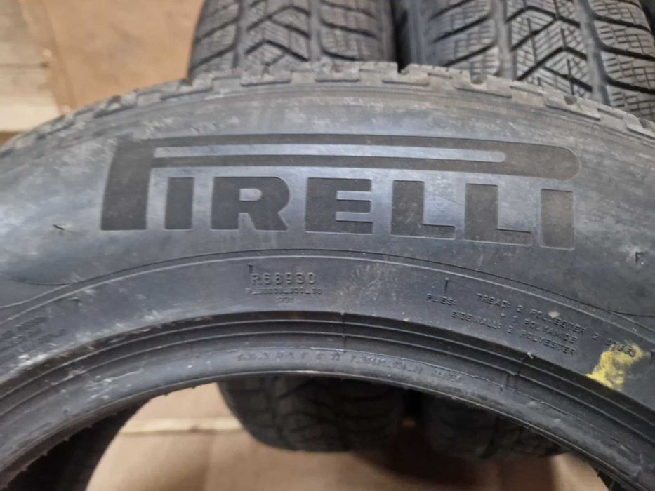 4 Pirelli R17 215/65
зимни гуми
DOT3621