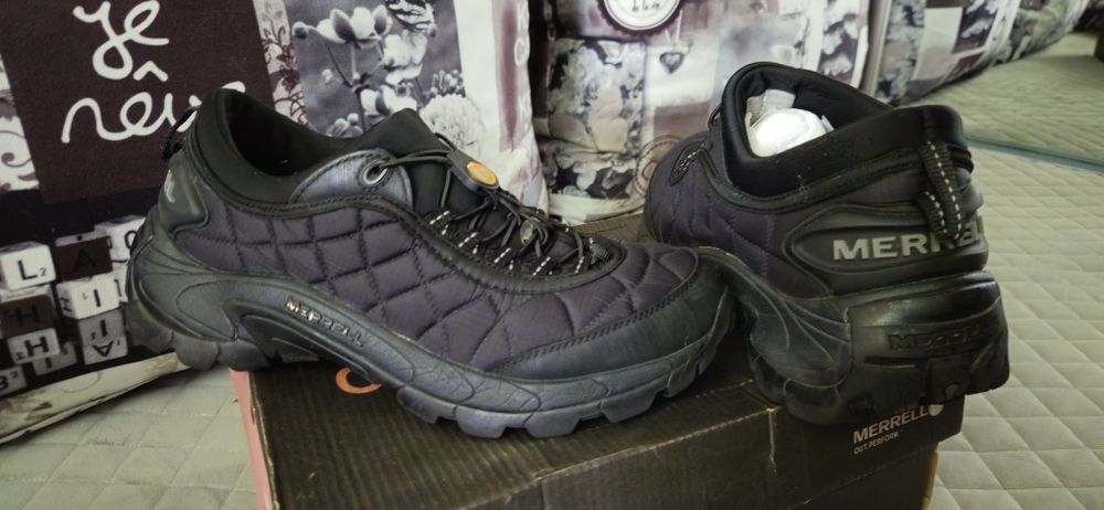 Продам мужские кроссовки