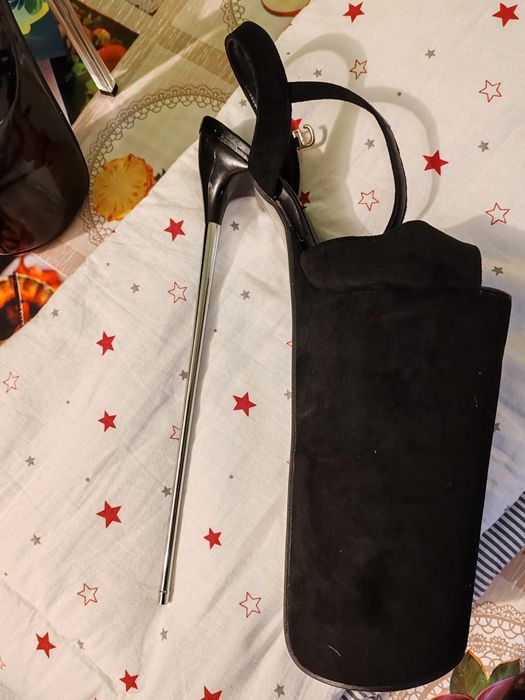 Vând perechii sandale