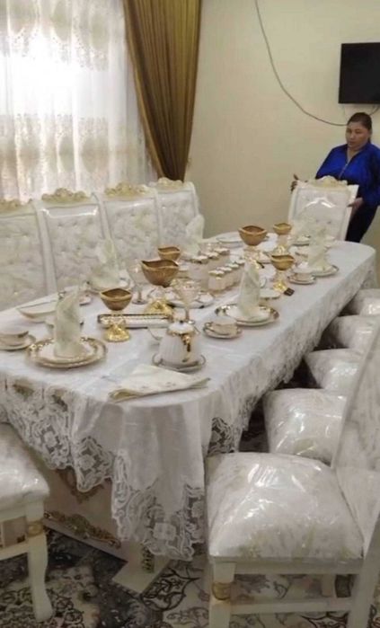Стол и 12 стульев . В гостиную. Почти новый
