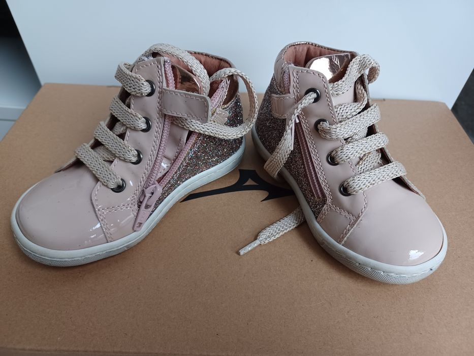 Обувки, ботушки и кецове за момиченце