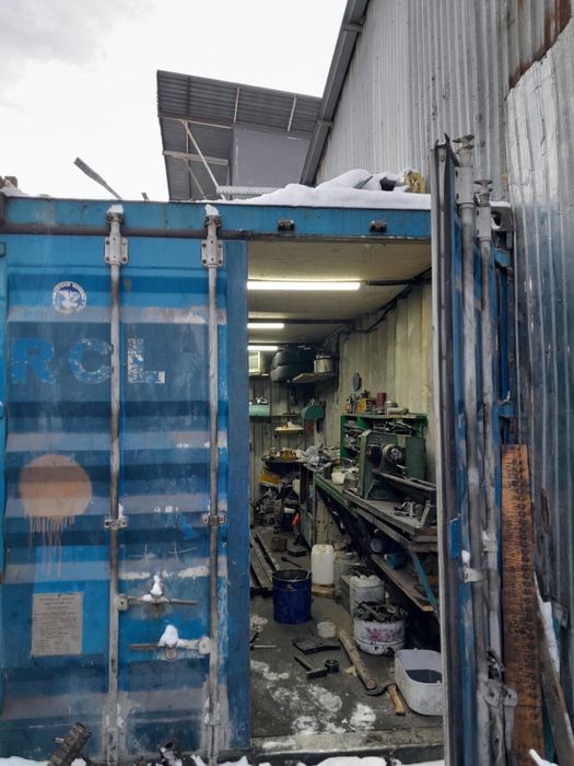 Токарный станок , в рабочем состоянии вместе с контейнером