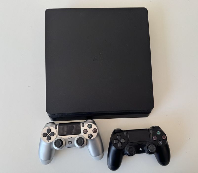 Playstation 4 1TB+2 оригинални джойстика
