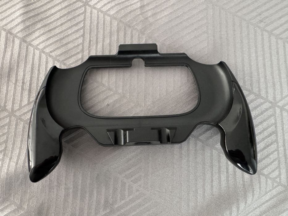 Vând PS Vita Slim Modat – Card 128GB + Grip Ergonomic + Husă